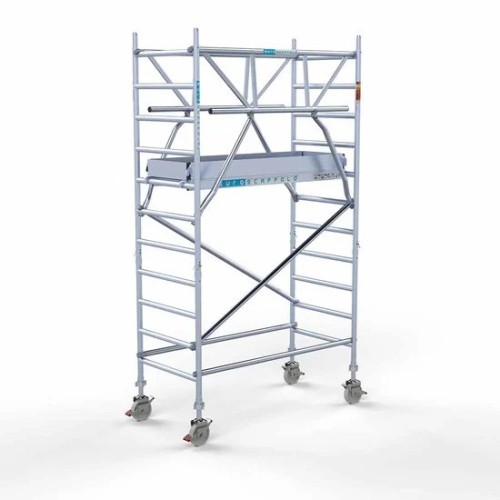 <p>La torre de andamio de aluminio Euroscaffold con una anchura de 90 cm y barandillas plegables en ambos lados proporciona una estabilidad sin igual y una seguridad mejorada. Las barandillas en ambos lados ofrecen protección integral, mientras que 