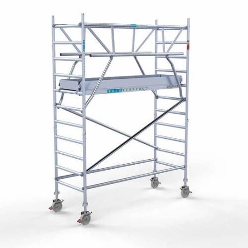 <p>La torre de andamio de aluminio Euroscaffold con una anchura de 90 cm y barandillas plegables en ambos lados proporciona una estabilidad sin igual y una seguridad mejorada. Las barandillas en ambos lados ofrecen protección integral, mientras que 