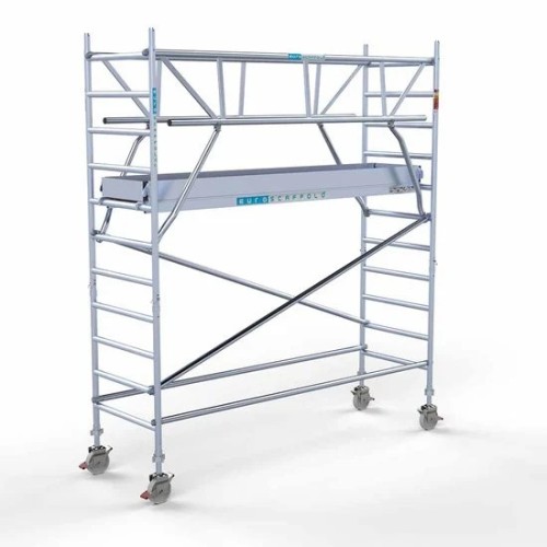 <p>La torre de andamio de aluminio Euroscaffold con una anchura de 90 cm y barandillas plegables en ambos lados proporciona una estabilidad sin igual y una seguridad mejorada. Las barandillas en ambos lados ofrecen protección integral, mientras que 
