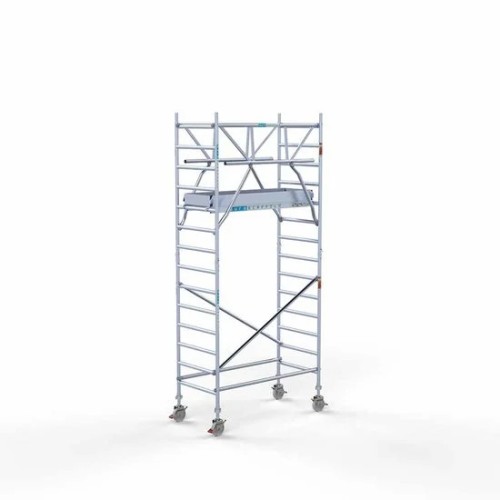 <p>La torre de andamio de aluminio Euroscaffold, con una anchura de 90 cm y barandillas plegables a ambos lados, ofrece una estabilidad sin igual y una seguridad mejorada. Las barandillas proporcionan protección en todo el perímetro, y el marco anch