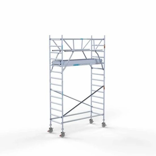 <p>La torre de andamio de aluminio Euroscaffold, con una anchura de 90 cm y barandillas plegables a ambos lados, ofrece una estabilidad sin igual y una seguridad mejorada. Las barandillas proporcionan protección en todo el perímetro, y el marco anch