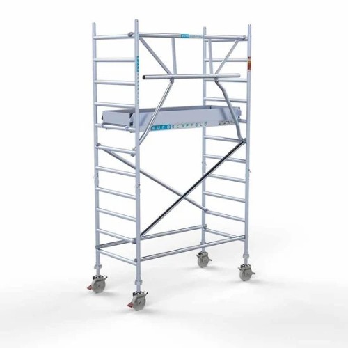 <p>La torre de andamio de aluminio Euroscaffold de 90 cm de ancho con barandillas plegables en un lado garantiza la seguridad y maniobrabilidad en espacios reducidos, manteniendo al mismo tiempo un espacio de trabajo abierto. Su diseño delgado facil