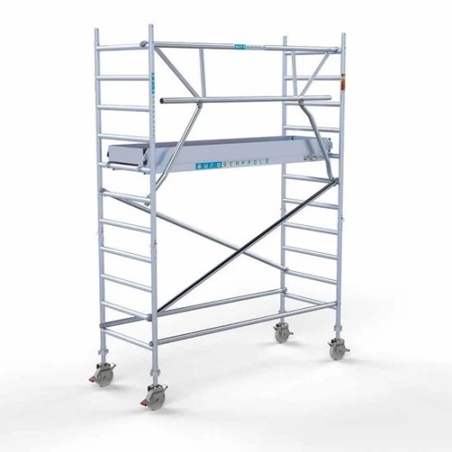 <p>La torre de andamio de aluminio Euroscaffold de 90 cm de ancho con barandillas plegables en un lado garantiza la seguridad y maniobrabilidad en espacios reducidos, manteniendo al mismo tiempo un espacio de trabajo abierto. Su diseño delgado facil