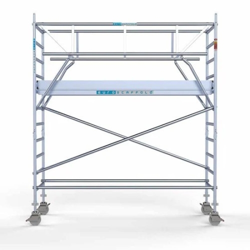 <p>La torre de andamio de aluminio Euroscaffold con una anchura de 90 cm y barandillas plegables en ambos lados proporciona una estabilidad sin igual y una seguridad mejorada. Las barandillas en ambos lados ofrecen protección integral, mientras que 