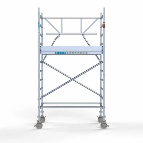 <p>La torre de andamio de aluminio Euroscaffold de 90 cm de ancho con barandillas plegables en un lado garantiza la seguridad y maniobrabilidad en espacios reducidos, manteniendo al mismo tiempo un espacio de trabajo abierto. Su diseño delgado facil