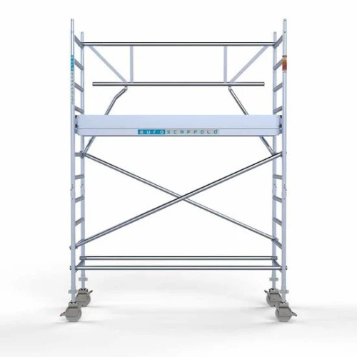 <p>La torre de andamio de aluminio Euroscaffold de 90 cm de ancho con barandillas plegables en un lado garantiza la seguridad y maniobrabilidad en espacios reducidos, manteniendo al mismo tiempo un espacio de trabajo abierto. Su diseño delgado facil