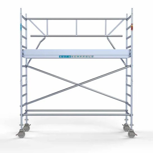 <p>La torre de andamio de aluminio Euroscaffold de 90 cm de ancho con barandillas plegables en un lado garantiza la seguridad y maniobrabilidad en espacios reducidos, manteniendo al mismo tiempo un espacio de trabajo abierto. Su diseño delgado facil