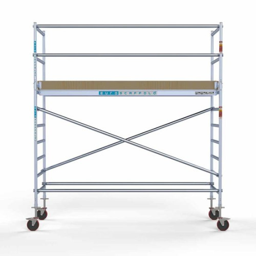 <p>Esta torre de andamio compacta tiene un ancho de 90 cm, un largo de 305 cm y una altura de trabajo de 4,2 m. El andamio fácil de usar, hecho de aluminio de alta calidad, se puede montar o desmontar en cinco minutos. El andamio robusto tiene un gr